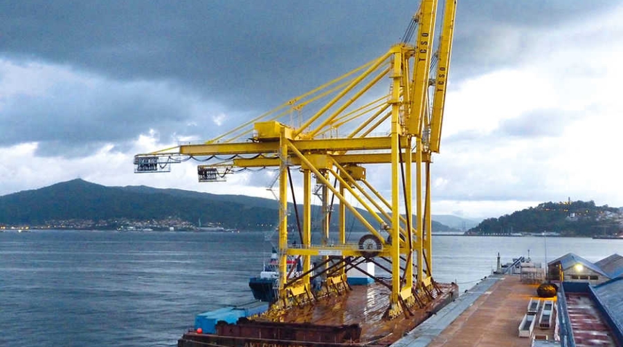 El Puerto de Vigo recibe la escala imprevista de dos s&uacute;per gr&uacute;as