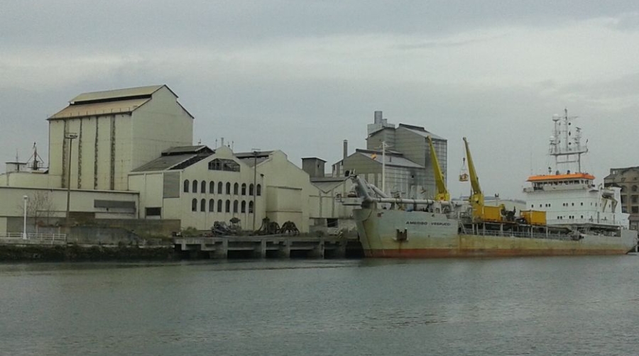 SADER tiene su planta en el barrio bilba&iacute;no de Zorroza, junto al muelle del mismo nombre, que actualmente se encuentra pr&aacute;cticamente en desuso tras la reubicaci&oacute;n de diversas actividades a los muelles de la ampliaci&oacute;n en el Abra exterior. Foto J.P.