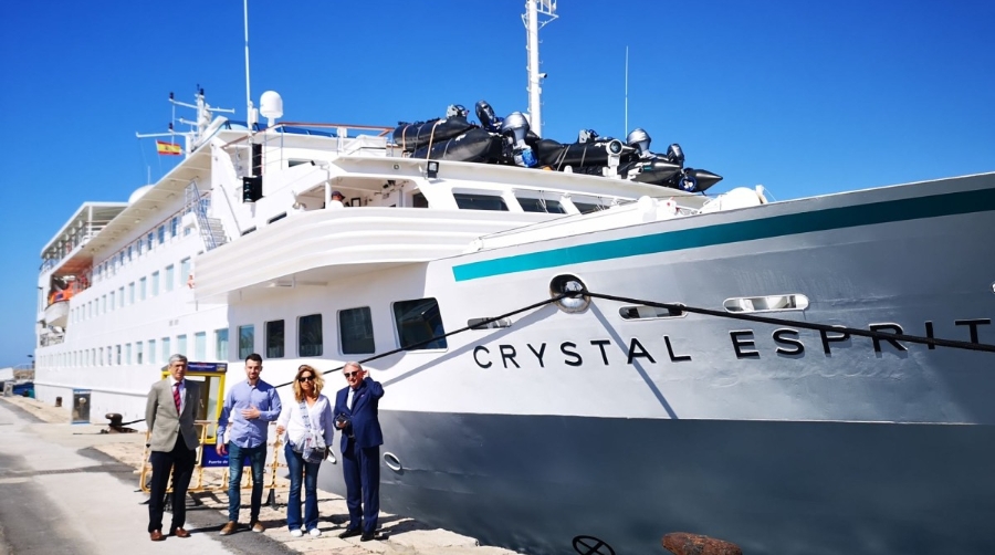 El &quot;Crystal Esprit&quot; escala por primera vez en el puerto de Almer&iacute;a
