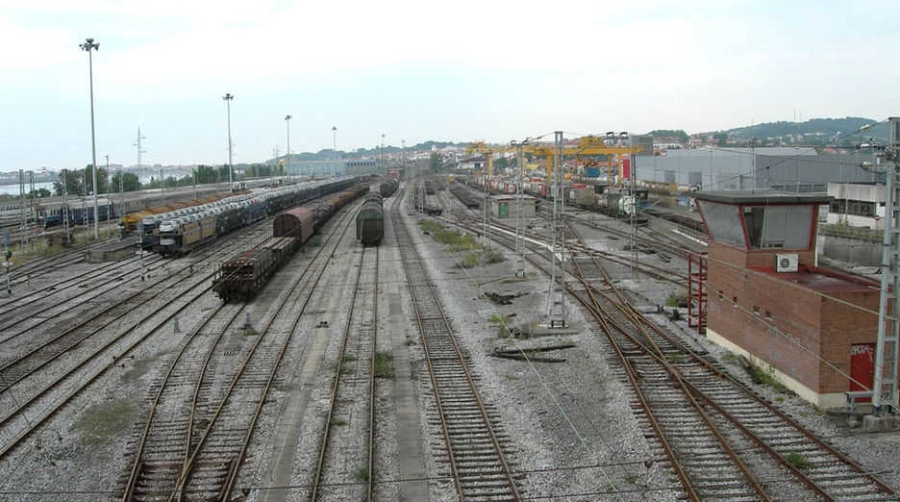 Competencia cree que la congelaci&oacute;n de los c&aacute;nones de ADIF no garantiza que se cubran los costes de las infraestructuras ferroviarias