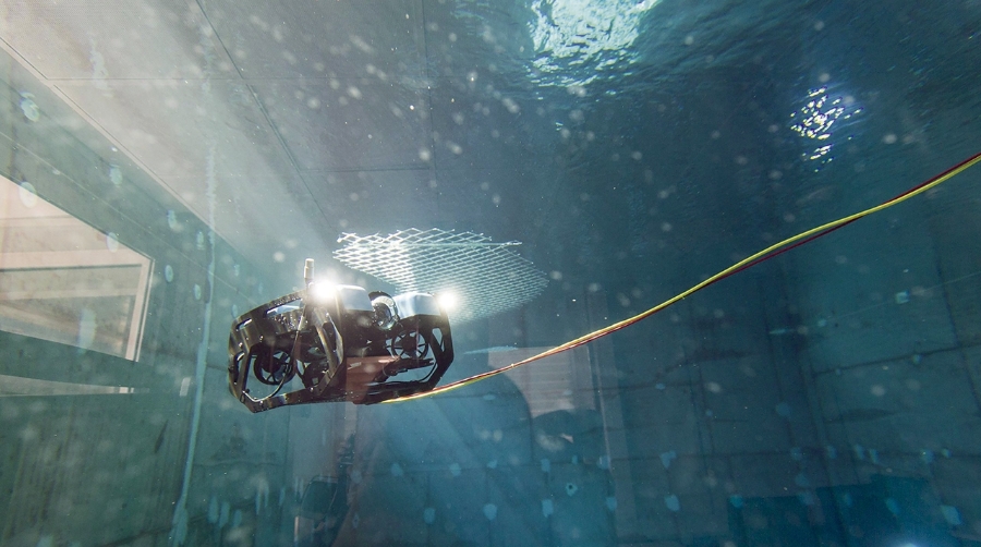 La solución propuesta en este trabajo destaca por su eficiencia técnica al utilizar visión monocular.