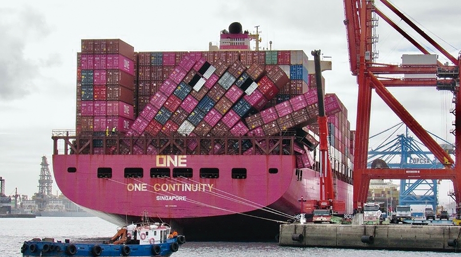 El buque a su llegada a la terminal canaria. Foto Nicolás Arrocha / puentedemando.com .