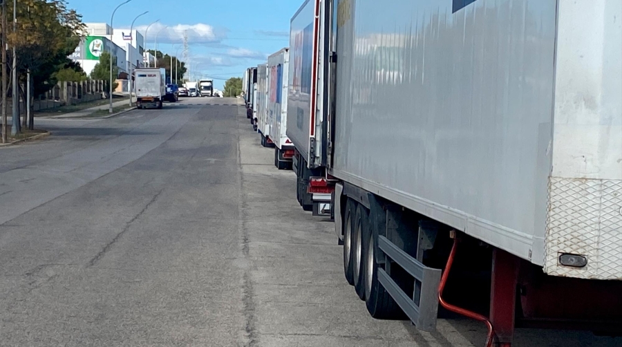 Asivalco crea una comisión para mejorar el aparcamiento de camiones y remolques en Fuente del Jarro