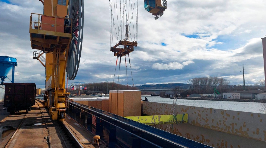 El uso de navegación interior reduce el impacto ambiental de un envío multimodal de 2.840 metros cúbicos de equipos industriales desde Austria a Estados Unidos.