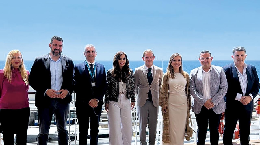 Representantes de MSC Cruceros, Autoridad Portuaria y Ayuntamiento de Alicante durante la escala del “MSC Orchestra” en el puerto alicantino.