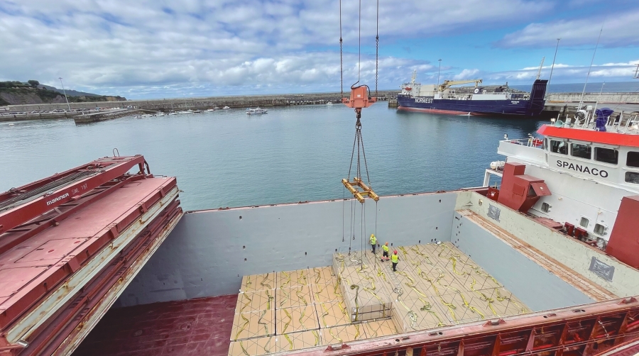 Operativa de Erhardt Bermeo de descarga de un buque con productos siderúrgicos y carga de otro con tablero con destino a Casablanca, puerto marroquí con el que la compañía del Grupo Erhardt opera desde hace más de 20 años una línea marítima directa desde el puerto vizcaíno.