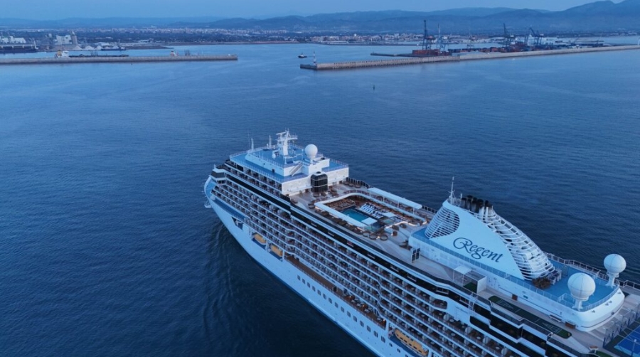 Cerca de 650 cruceristas escalan en PortCastelló a bordo del ‘Crystal Serenity’