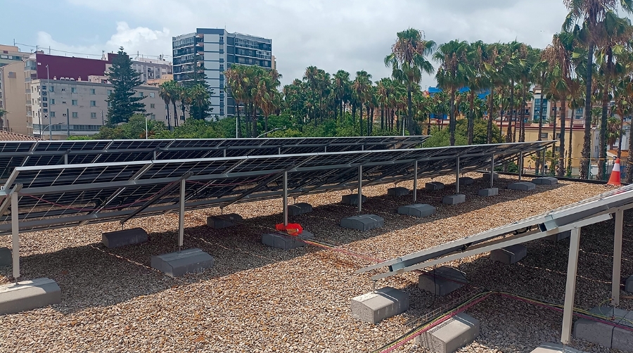 Instalación en la cubierta del edificio principal de la Autoridad Portuaria de Castellón.