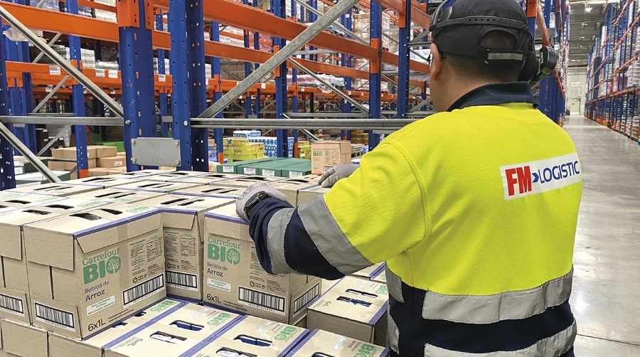 El almacén de 55.000 metros cuadrados cuenta con una plantilla de más de 250 personas desde el que se suministra a 230 establecimientos.