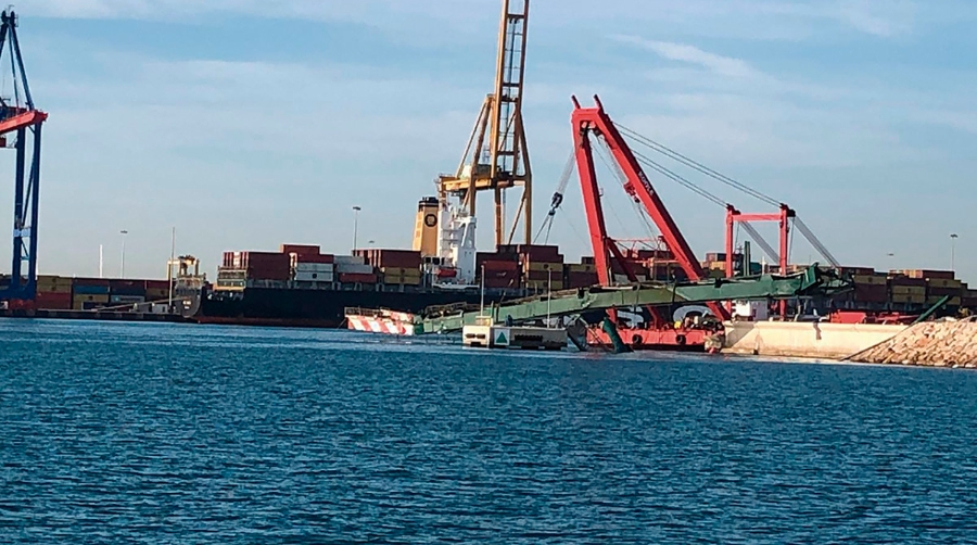Avanzan los trabajos de extracci&oacute;n de la gr&uacute;a accidentada