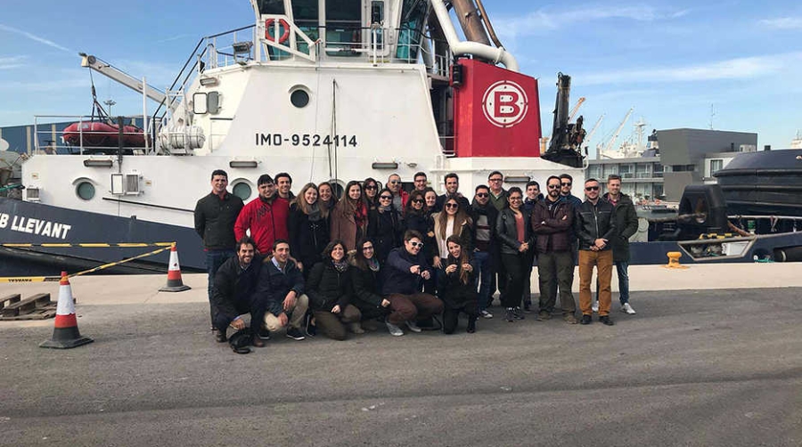 Los alumnos del M&aacute;ster en las oficinas de los pr&aacute;cticos, amarradores y remolcadores del Puerto de Valencia acompa&ntilde;ados por el director de explotaci&oacute;n de la Autoridad Portuaria de Valencia, N&eacute;stor Mart&iacute;nez.