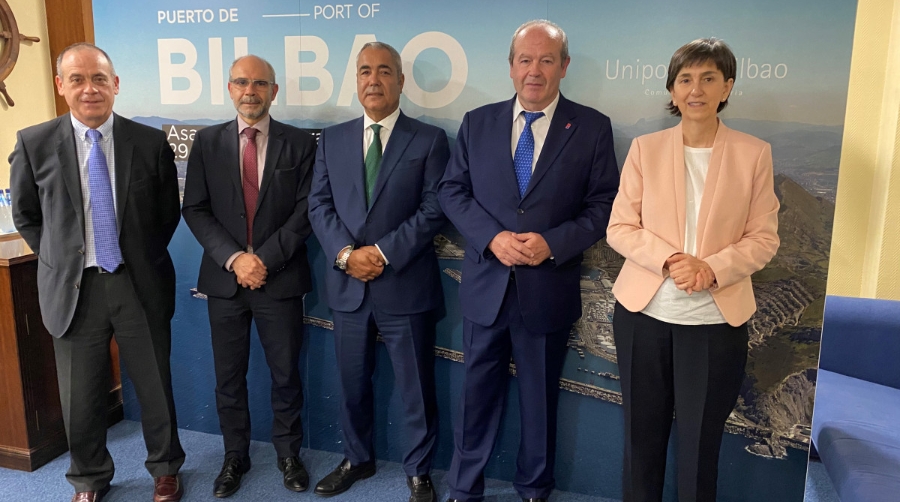 Desde la izquierda: Jon Loro&ntilde;o, tesorero de UniportBilbao; Asier Varona, tesorero de UniportBilbao; F. Jaber Bringas, presidente de UniportBilbao; Ricardo Barkala, presidente de la Autoridad Portuaria de Bilbao y vicepresindente primero de UniportBilbao; Inmaculada Ugarteche, directora de UniportBilbao.