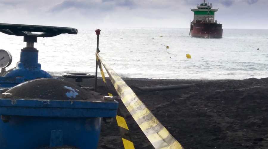 En la imagen, operativa de descarga de agua desde el buque &ldquo;Tommaso S&rdquo;, fondeado frente a la playa de Puerto Naos. Fotos cedidas por P&eacute;rez y C&iacute;a.
