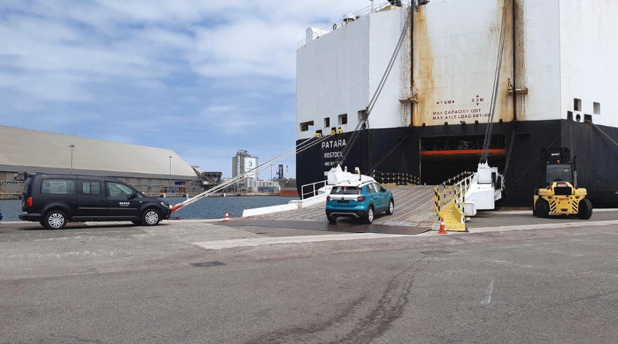 El Puerto de Santander acoge el embarque del coche 9 millones fabricado en Volkswagen Navarra