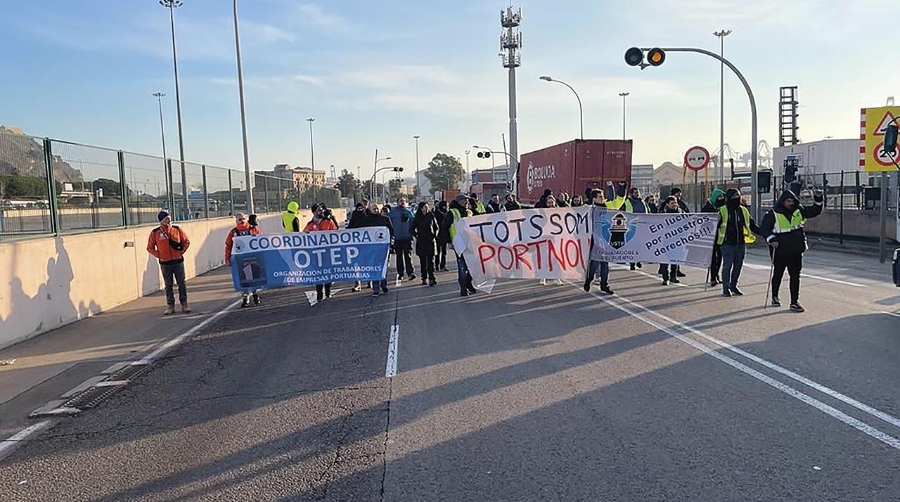 La plantilla de Port Nou mantiene la huelga en la terminal de Barcelona