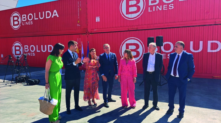 Desde la izquierda: Gema Igual, alcaldesa de Santander; Ignacio Boluda, presidente de Boluda Shipping; María José Sáenz de Buruaga, presidenta de Cantabria; César Díaz, presidente de la Autoridad Portuaria de Santander; Eugenia Gómez de Diego, delegada del Gobierno en Cantabria; Eduardo Arasti, consejero de Industria, Empleo, Innovación y Comercio de Cantabria y vicepresidente de la AP de Santander; Roberto Media, consejero de Fomento, Ordenación del Territorio y Medio Ambiente del Gobierno de Cantabria. Foto J.P.