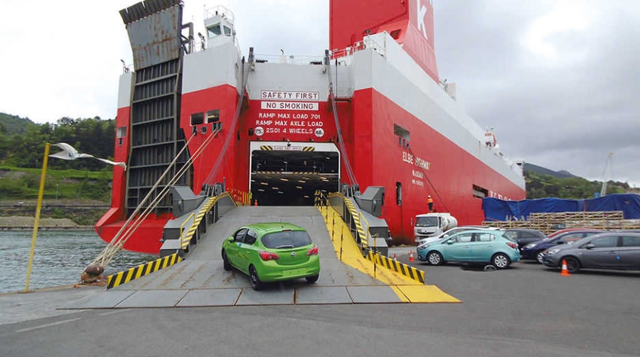 El &quot;Elbe Highway&quot; de UECC embarca 1.500 turismos en Pasaia con destino a Hamburgo