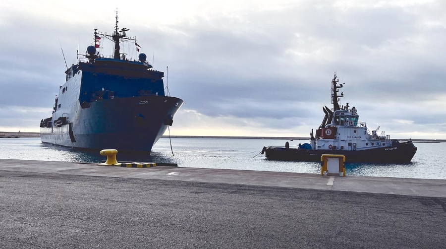El “Galicia” llega al Puerto de Valencia con equipos y material para paliar los efectos de la DANA