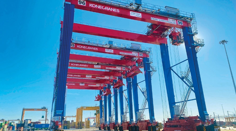 Konecranes ha invertido en tecnologías de retrofit como los sistemas híbridos y electrificados para grúas RTG (rubber-tired gantry cranes).