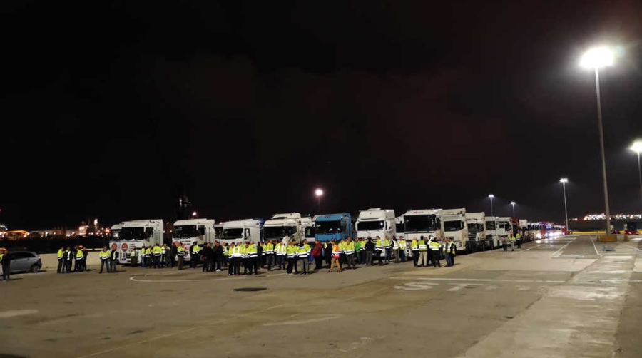 Los transportistas de contenedores inician la primera marcha lenta de la semana por el Puerto de Barcelona