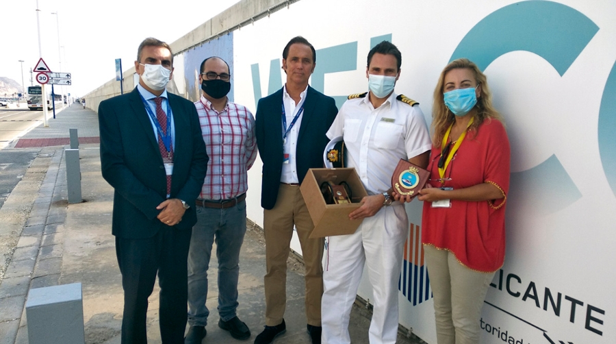 De izquierda a derecha: Francesco Balbi, director de la Terminal de Cruceros, F&eacute;lix Adri&aacute;n Mart&iacute;nez, departamento de Operaciones de Marmedsa, Robert Arthur, representante de Marmedsa en Alicante, Andrew John Wolverson, capit&aacute;n del Iona, y M&oacute;nica Bautista, directora Comercial de la APA.