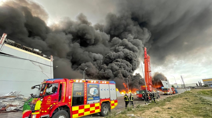 Espectacular incendio en Sese&ntilde;a originado en una nave de DHL