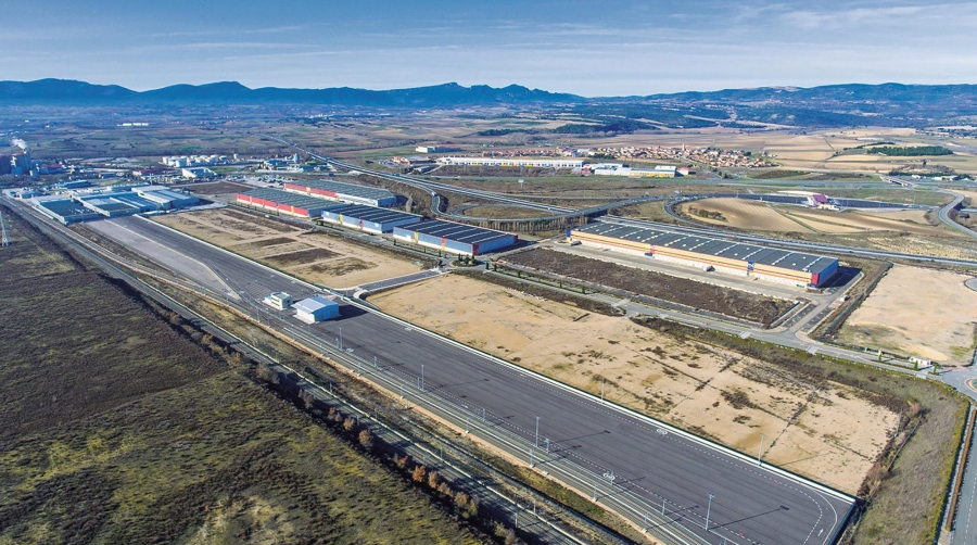 Arasur ocupa una superficie de 200 hectáreas donde se ubica también la terminal ferroviaria del Puerto de Bilbao que gestiona SibPort, en primer plano.