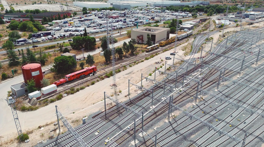 Definirá las actuaciones pendientes para el desarrollo completo de la terminal, como la construcción de nuevas vías para el tratamiento de trenes de 740 metros, la ejecución de la terminal intermodal Este, la reorganización de las vías generales y de contorno y otras actuaciones transversales.
