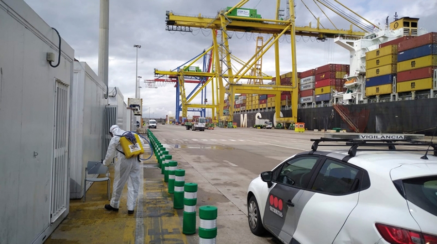 La UME mantiene los trabajos de desinfecci&oacute;n en el puerto de Valencia
