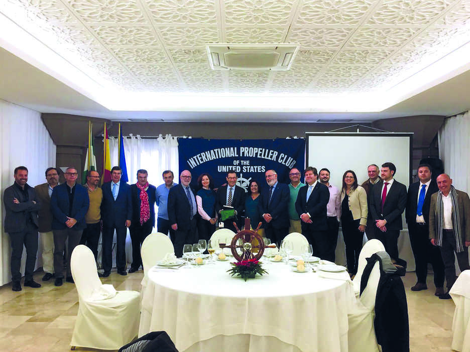 Los socios del Propeller Club de Algeciras con Julia Louppova.