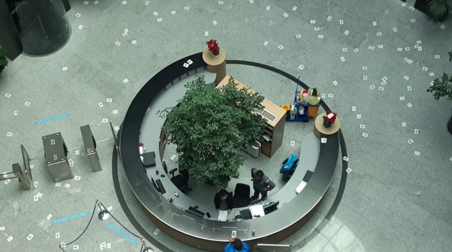 El hall de Puertos del Estado con pasquines alusivos al conflicto.