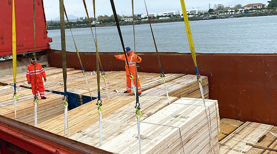 Erhard France carga 3.000 toneladas de madera con destino a Senegal.