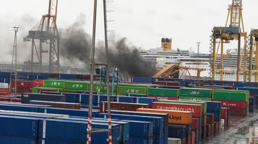 Controlado el incendio causado por la ca&iacute;da de una gr&uacute;a en APMT Barcelona&nbsp;