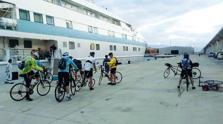 El crucero &quot;Tere Moana&quot; escala en el Puerto de Castell&oacute;n con 88 ciclistas a bordo