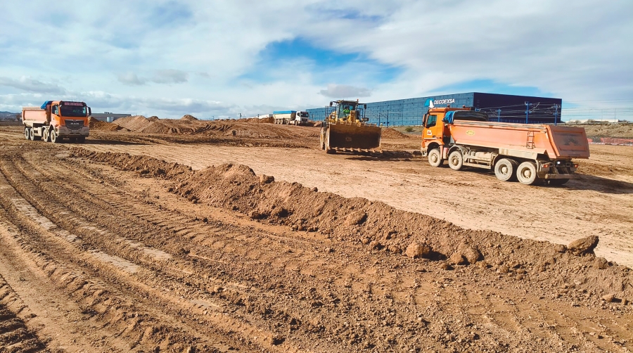 La nueva infraestructura, con capacidad para 136 vehículos pesados, aspira a obtener la certificación Platino europea, integrando digitalización, innovación y sostenibilidad en sus servicios.