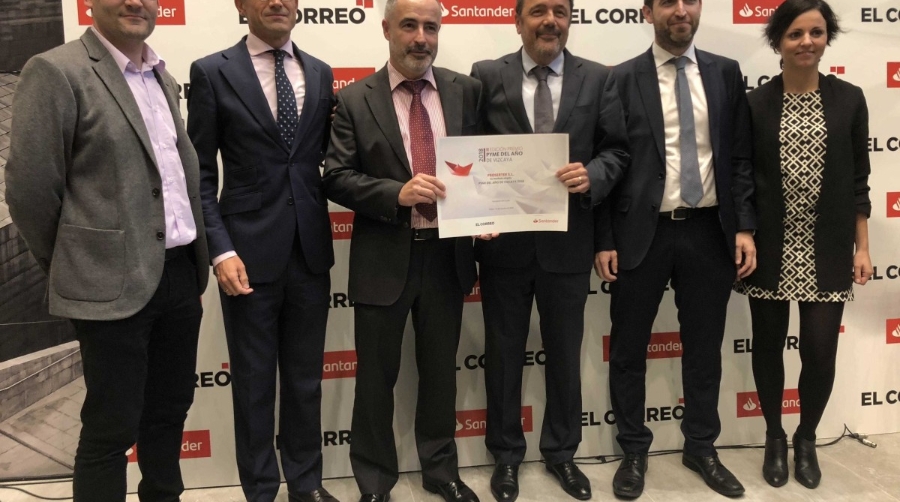 Ricardo Hernani e I&ntilde;aki Lasfuentes, director general y CEO, respectivamente, de Prosertek, sostienen el diploma del premio &ldquo;Mejor PYME 2018&rdquo; de Bizkaia, recibido recientemente y organizado por Banco Santander y C&aacute;mara de Bilbao.