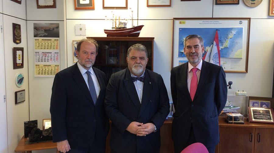 El embajador mar&iacute;timo de la OMI recibe al nuevo director de la refiner&iacute;a Tenerife CEPSA