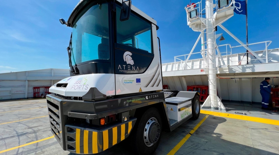 El tractor de terminal desembarcó ayer sobre las 16:00 horas en la terminal VALTE del Grupo Grimaldi donde será testeado en operaciones reales.