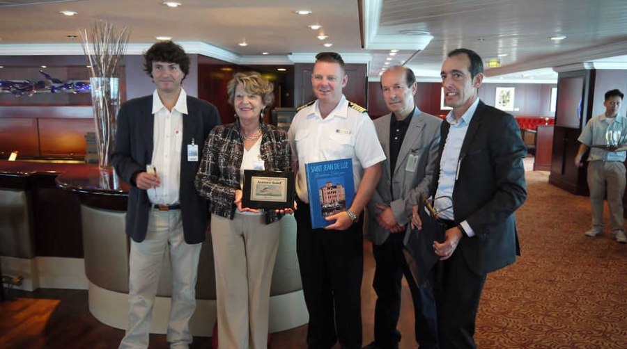 El &ldquo;Azamara Quest&rdquo; realiza su primera escala en San Juan de Luz