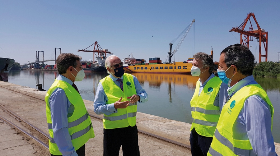Un momento de la visita del viceconsejero de Fomento de la Junta de Andaluc&iacute;a al puerto de Sevilla.