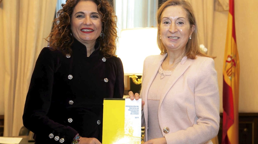 La ministra de Hacienda, Mar&iacute;a Jes&uacute;s Montero, entreg&oacute; ayer los Presupuestos a la presidenta del Congreso, Ana Pastor.