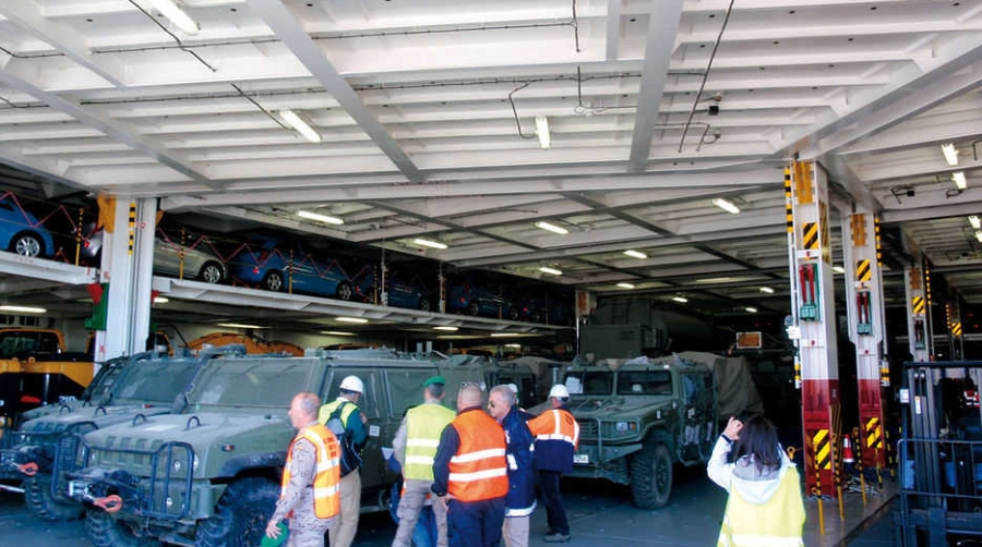 El Puerto de Sagunto acoge una descarga de equipo militar