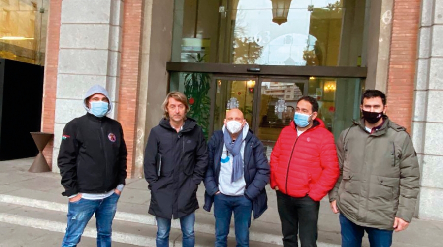Estibadores de Bilbao, Barcelona y Valencia del sindicato Coordinadora viajaron el pasado viernes a Madrid para apoyar a la delegaci&oacute;n sindical de Bilboestiba CPE que se reuni&oacute; con las empresas en la sede del Ministerio de Trabajo.