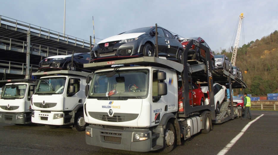 El &quot;Autostar&quot; de UECC descarga en Pasaia las 92 primeras unidades de coches Honda con destino a Francia