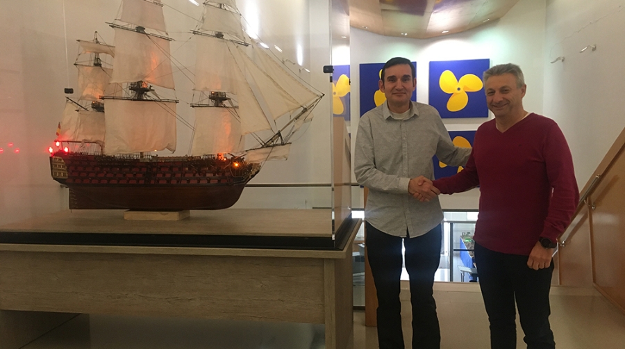 Un artista dona a PortCastell&oacute; la maqueta del gale&oacute;n &quot;Sant&iacute;sima Trinidad&quot;