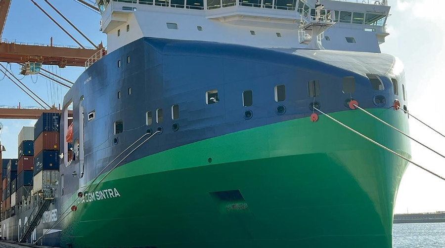 El buque llegó a la terminal con 890 contenedores.