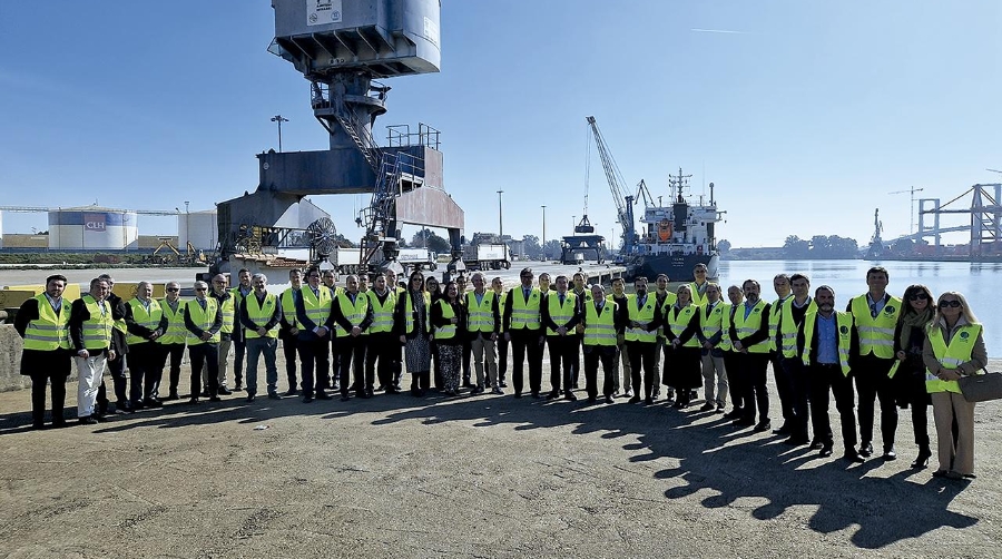 Los empresarios del Puerto de Sevilla y Puente Genil impulsan lazos comerciales