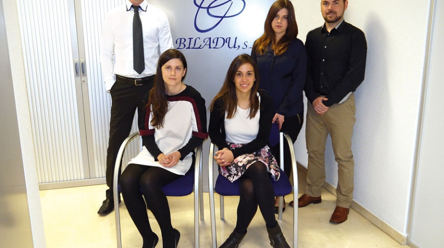 De izquierda a derecha: Rub&eacute;n Mora, director de la oficina de Valencia de Biladu (Valencia Aduanas); Celia Cos&iacute;n, responsable de exportaci&oacute;n; Beatriz Ure&ntilde;a: responsable de Aduanas export/import; Ana S&aacute;nchez: asistente de despachos de exportaci&oacute;n y Jos&eacute; Antonio Castilla, asistente de Aduana.