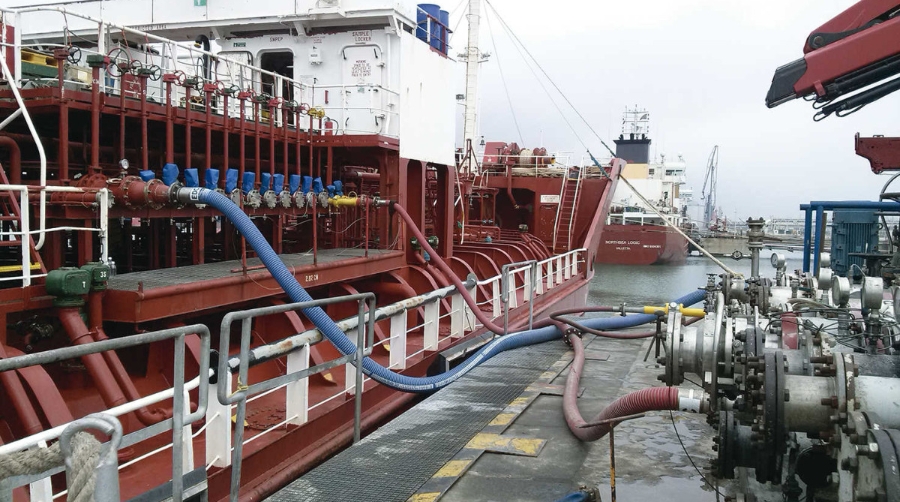 Buque operando en la terminal de Tepsa en el Puerto de Barcelona.