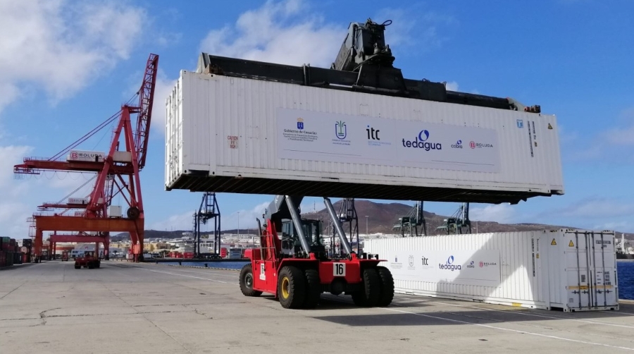 El equipo de Boluda Maritime Terminals Las Palmas prepar&oacute; los contenedores con las dos plantas desaladoras para ser cargados en el buque &quot;Annamarie&quot;.